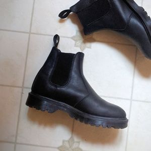 DR. MARTENS 
Black 2976 Mono Chelsea Boots